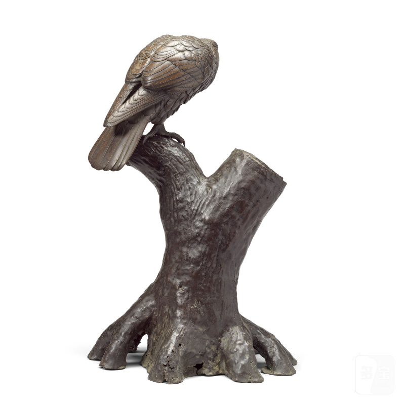 明治時代 十九世紀晚期 銅鷹置物 | A BRONZE OKIMONO OF AN EAGLE PERCHED ON A TREE STUMP - 图2